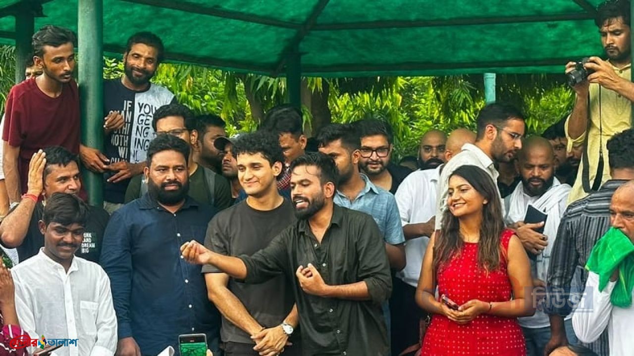 এবার নতুন আন্দোলনে ককরোচ জনতা পার্টি