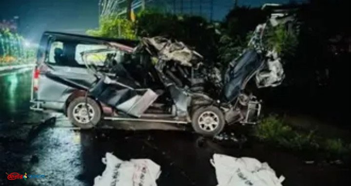 বিয়ের অনুষ্ঠান থেকে ফিরছিলেন, কাভার্ডভ্যানের সঙ্গে সংঘর্ষে মাইক্রোবাসের ৪ যাত্রী নিহত
