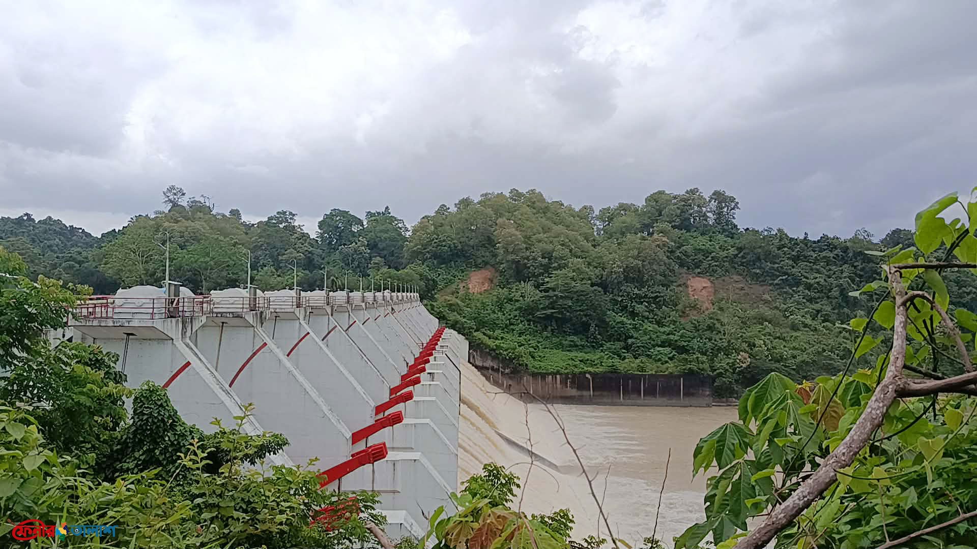 কাপ্তাই বাঁধের ১৬টি জলকপাট উন্মুক্ত, নিম্নাঞ্চলে সতর্কবার্তা