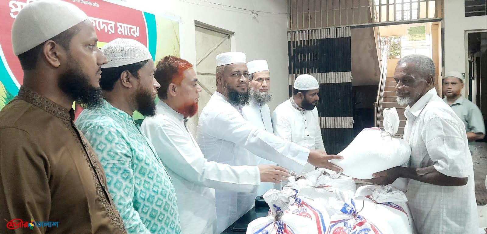 ফেনীতে প্রান্তিক কৃষকদের মাঝে জামায়াতে ইসলামীর সার বিতরণ