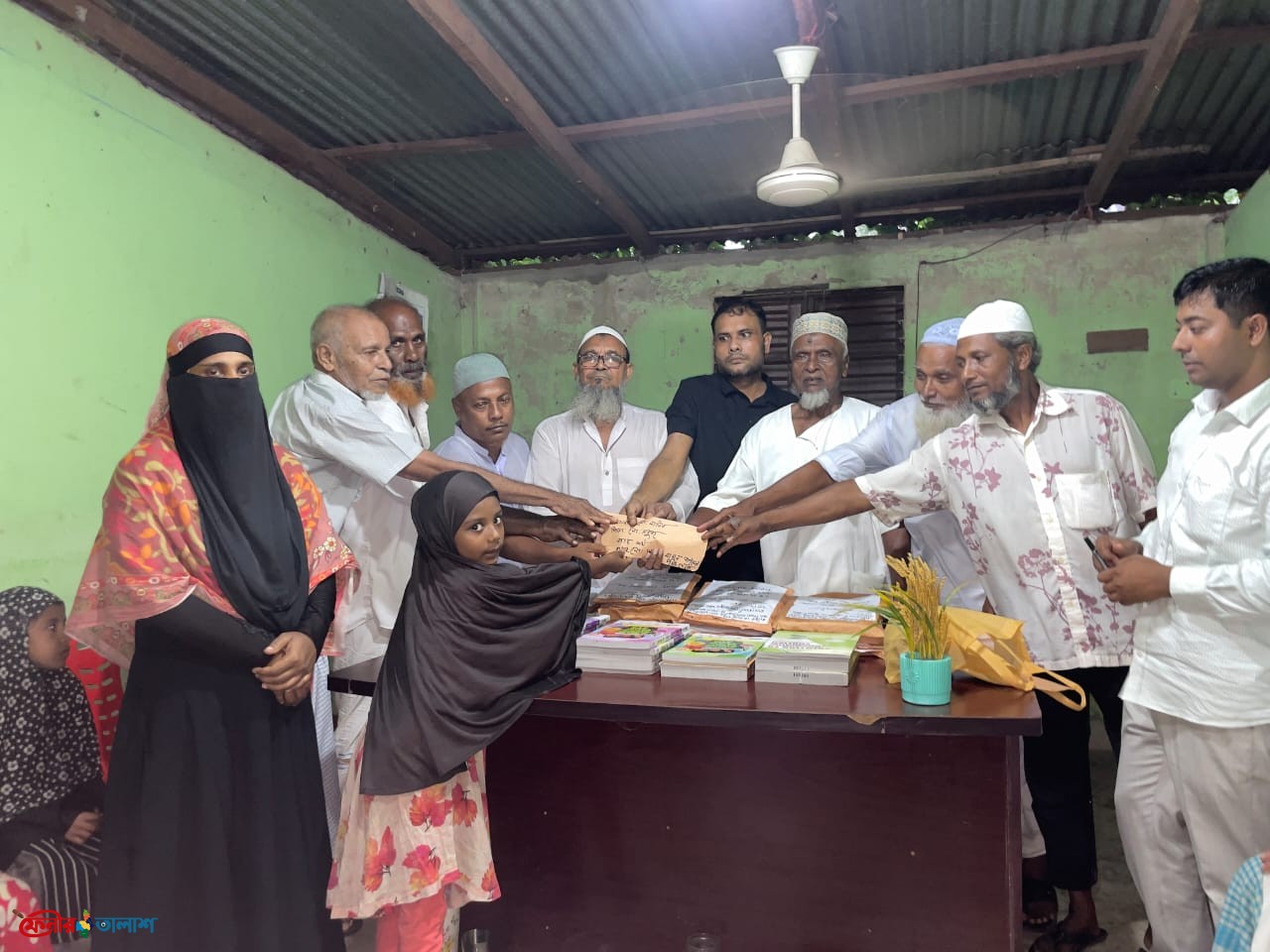 ফেনীর ১৫ নম্বর ওয়ার্ডে অসচ্ছল শিক্ষার্থীদের মাঝে শিক্ষা সামগ্রী ও নগদ অর্থ বিতরণ