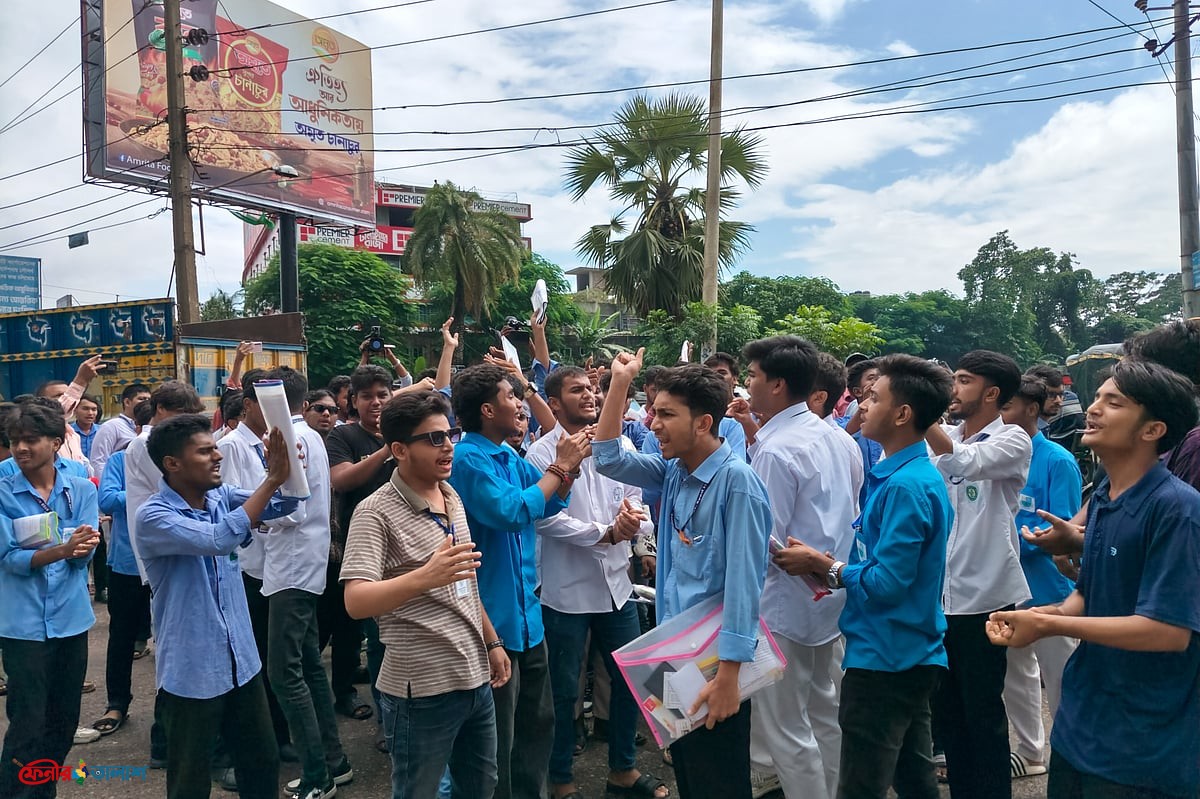 শিক্ষামন্ত্রীর পদত্যাগের দাবিতে দ্বিতীয় দিনের মতো বিভিন্ন জেলায় বিক্ষোভ