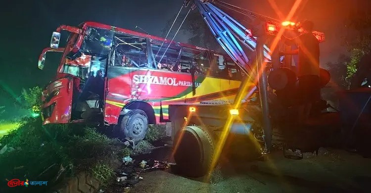 ফেনীতে ঢাকা-চট্টগ্রাম মহাসড়কে বাস উল্টে কাস্টমস কর্মকর্তা নিহত
