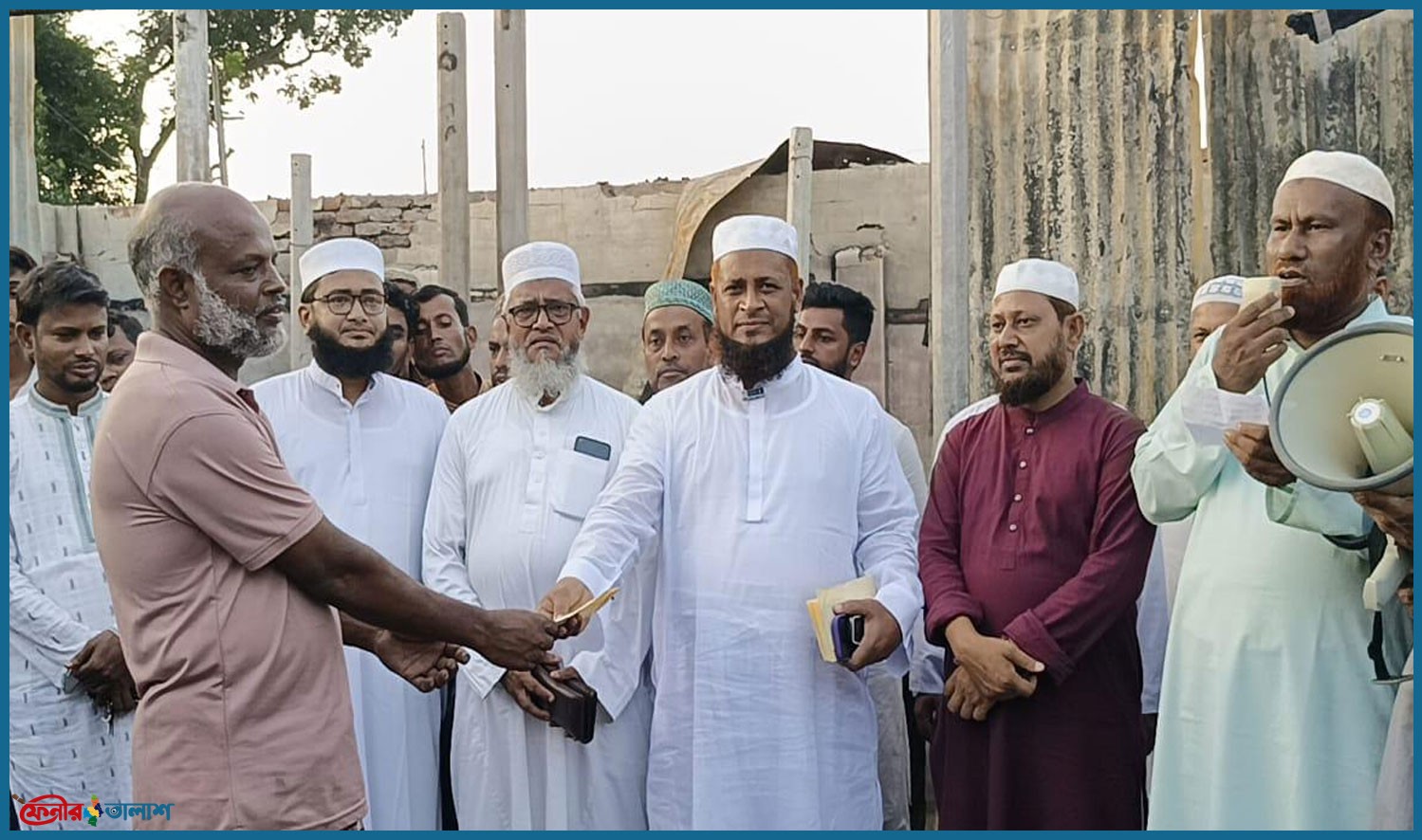 পরশুরামের আগুনে ক্ষতিগ্রস্ত ১১ দোকানদারকে জামায়াতের আর্থিক সহায়তা