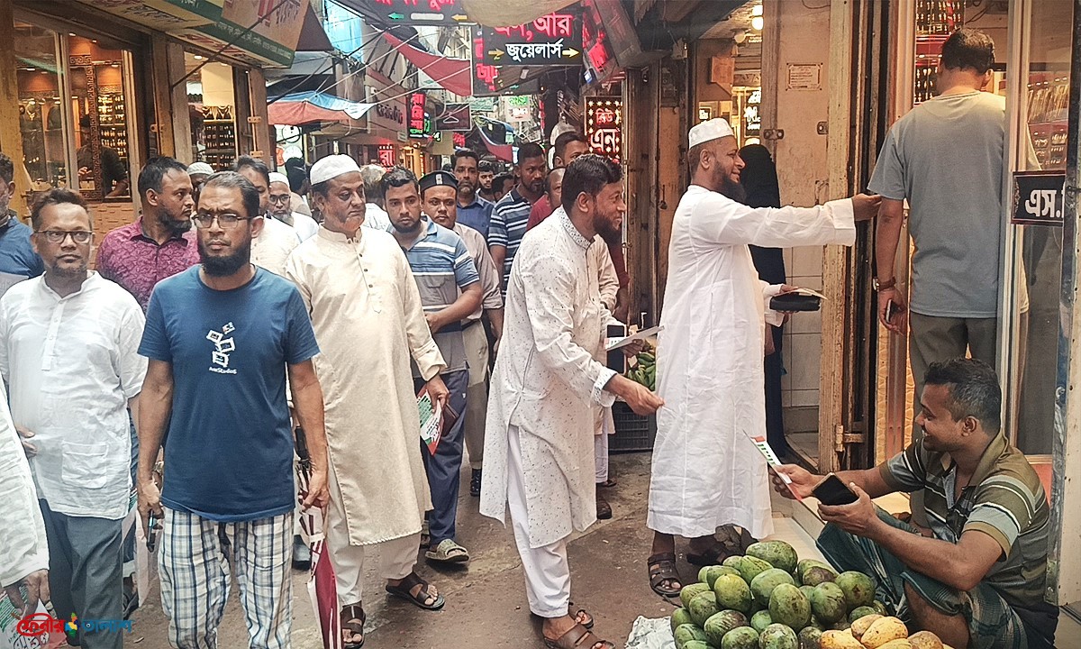 লংমার্চ সফল করতে ফেনীতে ১১-দলীয় ঐক্যের লিফলেট বিতরণ